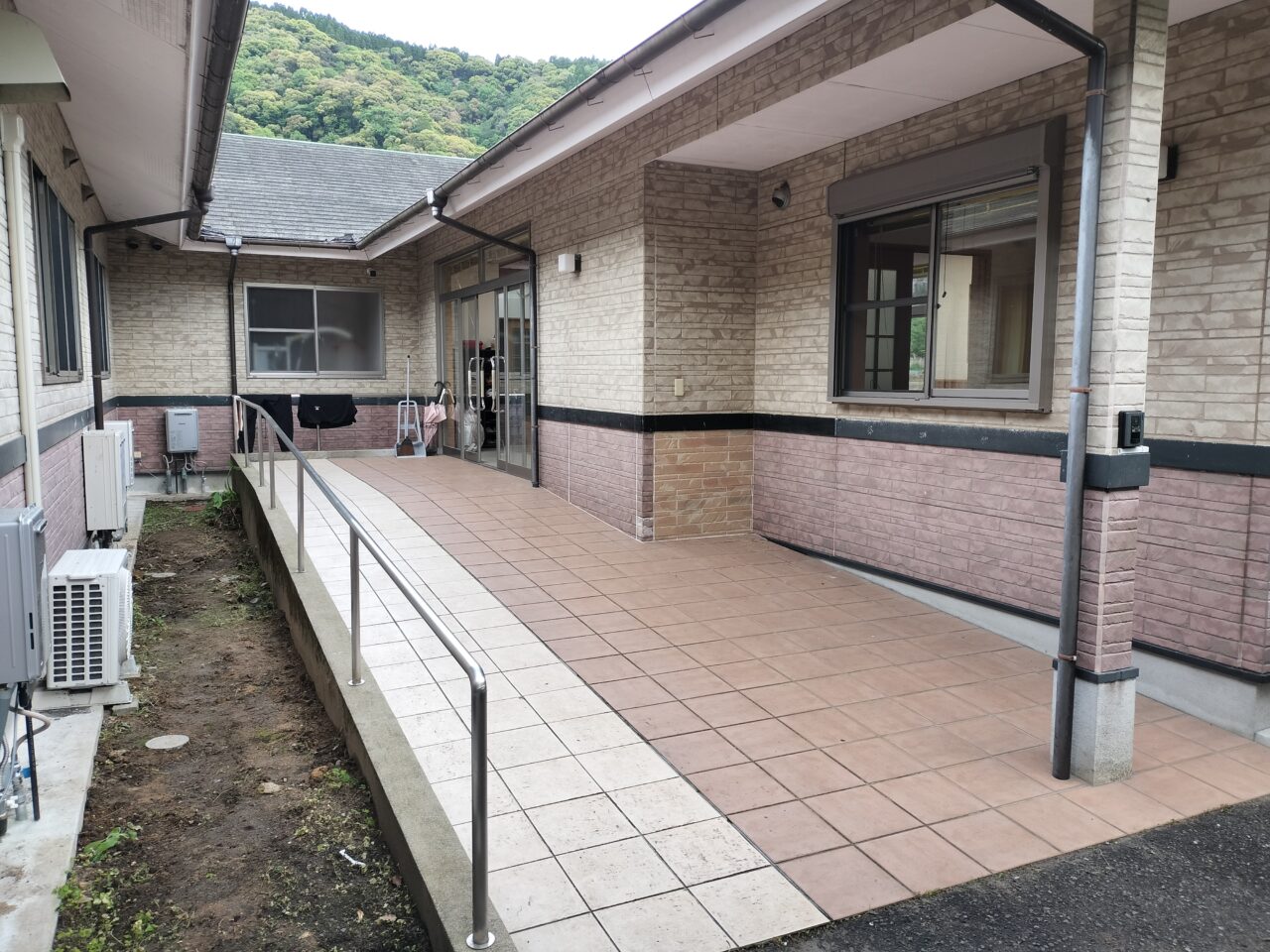 玄関側スロープ